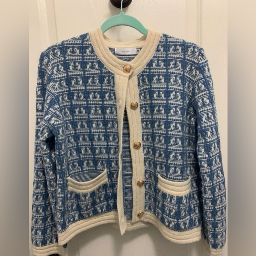 Blue/White Long Sleeve Chic Round Neck Stretch Elegan Sweater  Used once ✨🔥🔥